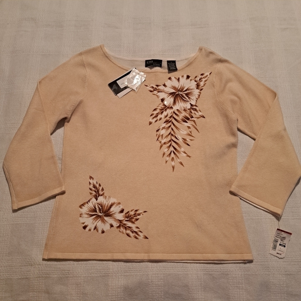 Grace knitwear women's size large sweater, very small fitting. Has hole,